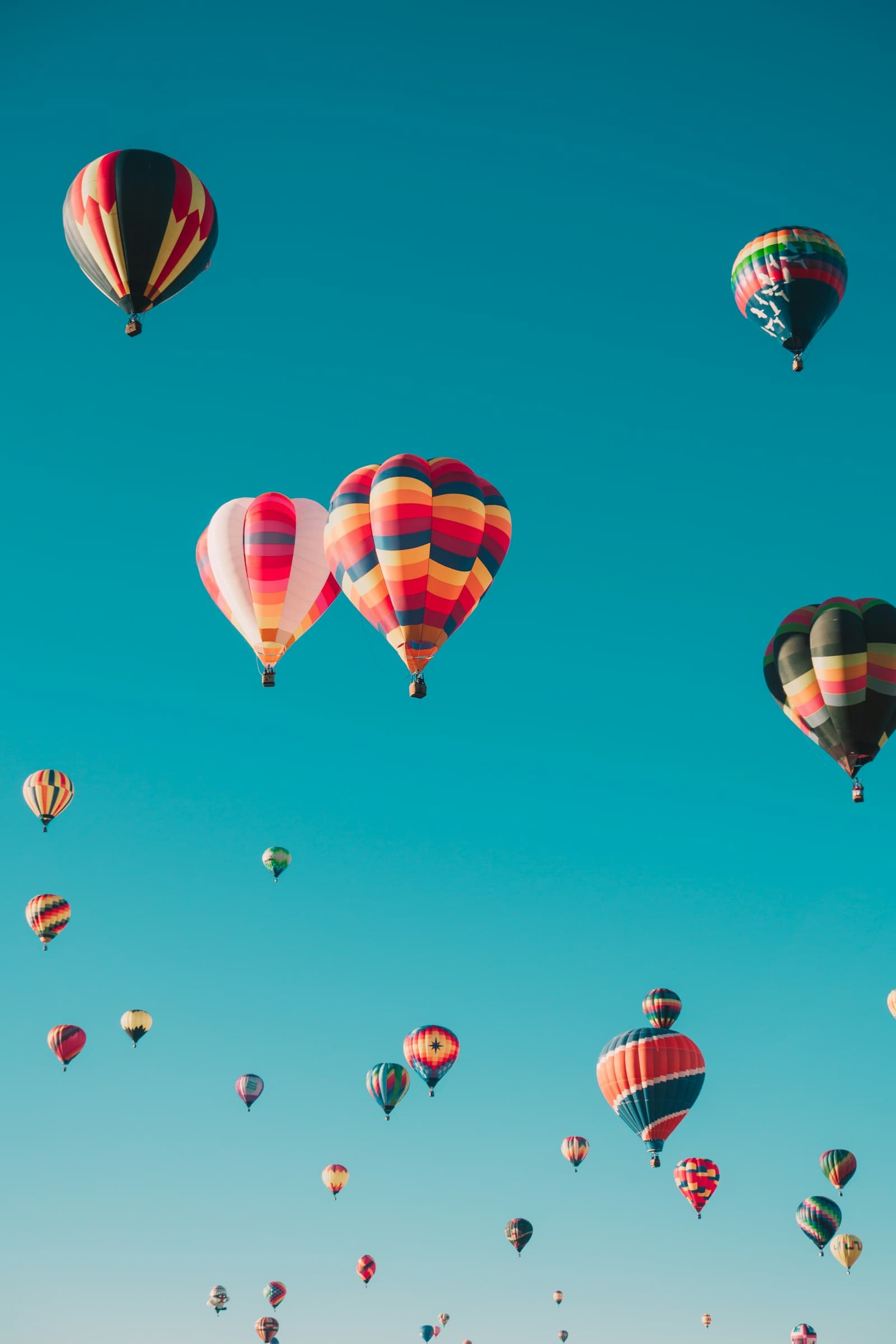 Dutzende bunte Heissluftballone am Himmel
